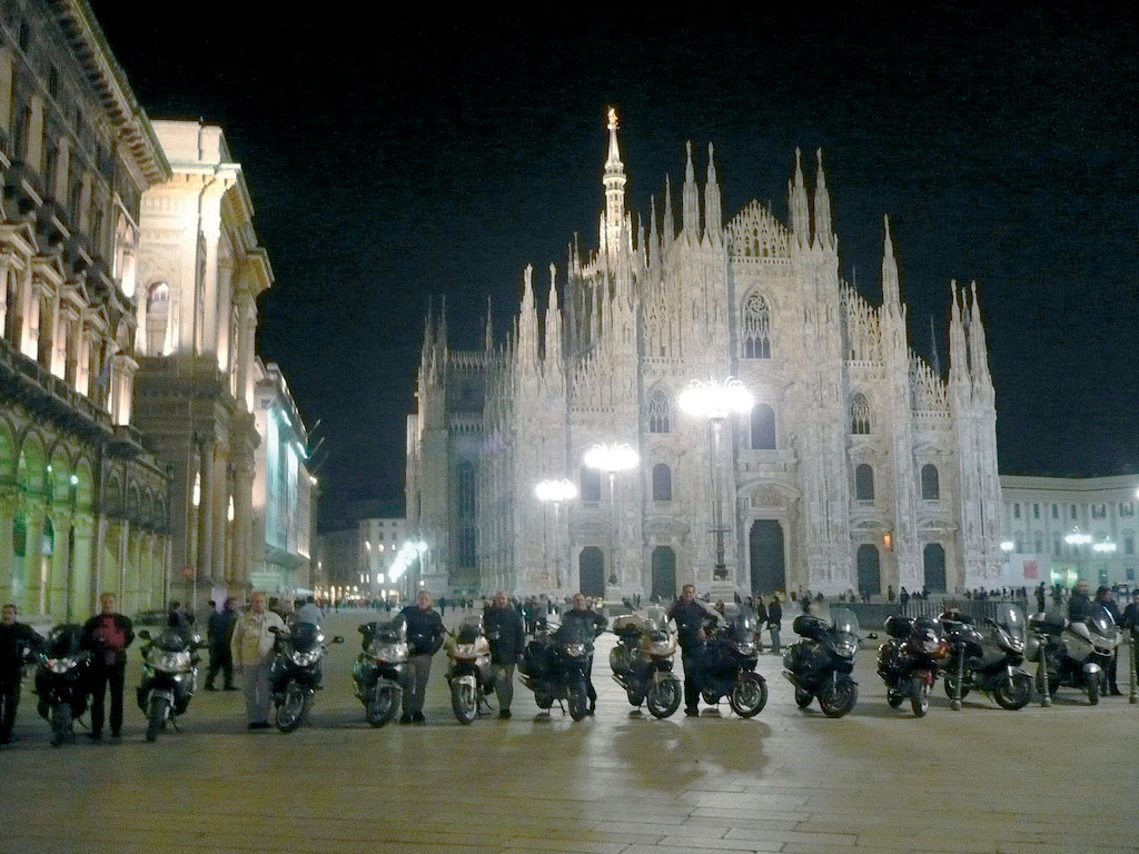 Figura 4: Piazza del Duomo, a Milano, è una zona chiusa al traffico. Questo gruppo di motociclisti desiderava una foto con il Duomo sullo sfondo. È stato sufficiente chiedere con gentilezza il permesso agli agenti presenti per poter avere un ricordo di un piacevole incontro