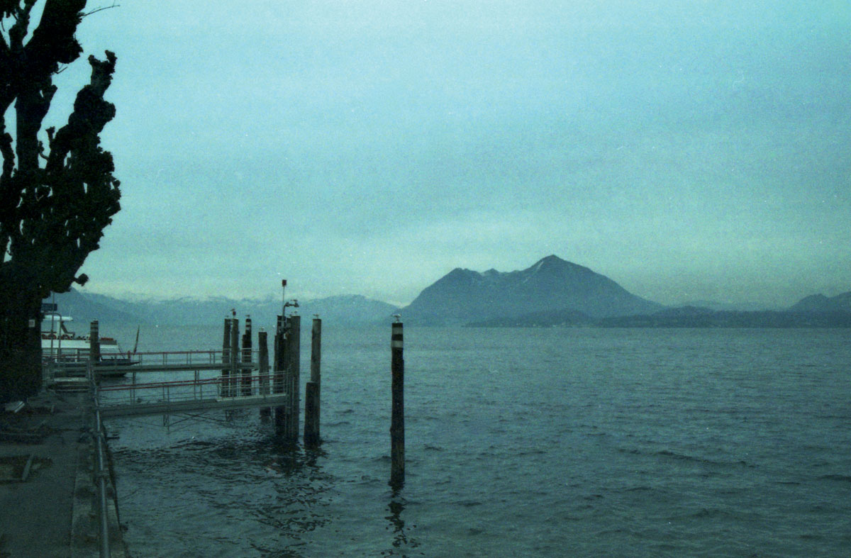 Figura 1: un’immagine scattata con pellicola tradizionale a 1600 ISO in scarse condizioni di luce, al tramonto, in una fredda giornata d’inverno sul Lago Maggiore. Fotografia scattata a mano libera con una Nikon F55 e pellicola Fujifilm Superia 1600. Nonostante l’alta sensibilità della pellicola, si nota una scarsa latitudine di posa e la presenza dell’effetto grana