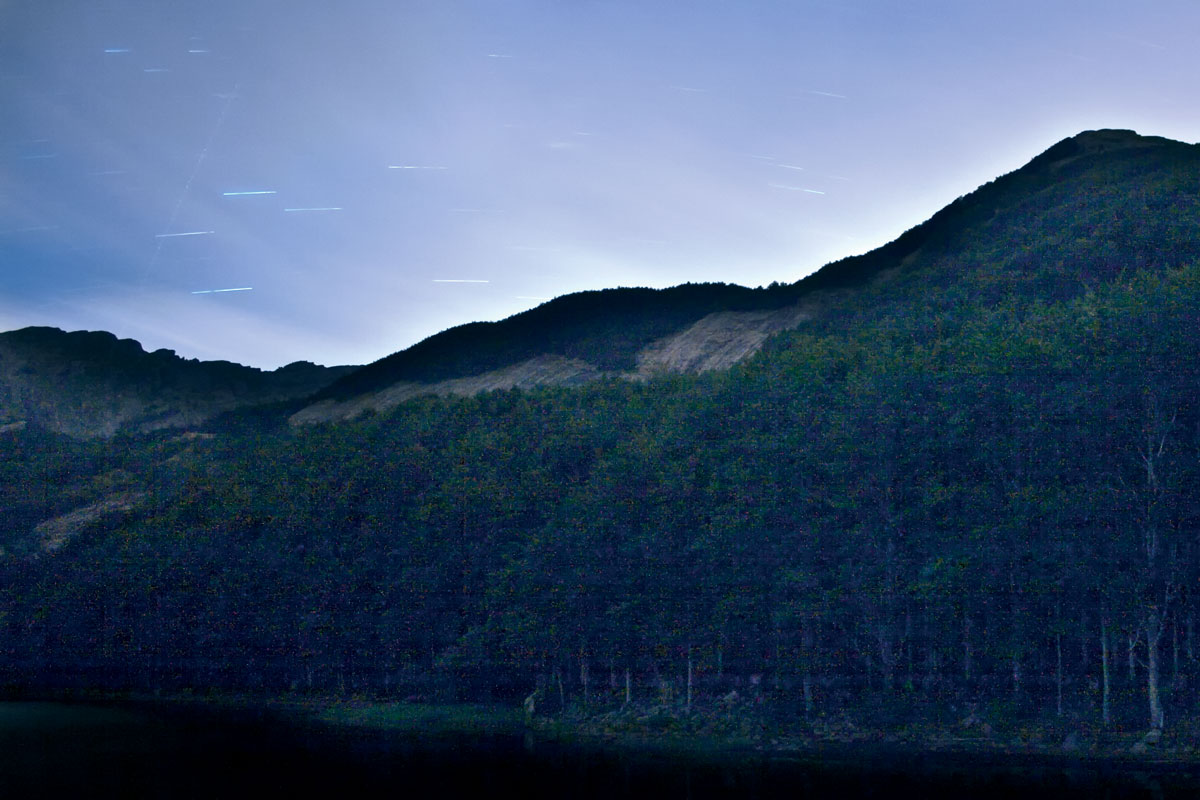 Figura 5: una fotografia notturna scattata a lunga esposizione: da notare le strisce luminose in cielo causate dallo spostamento dell’asse terrestre durante lo scatto. Canon EOS 400D, 10 minuti di esposizione, f.3.5, ISO 100. Elaborazione con Adobe Photoshop e Nik Software Dfine