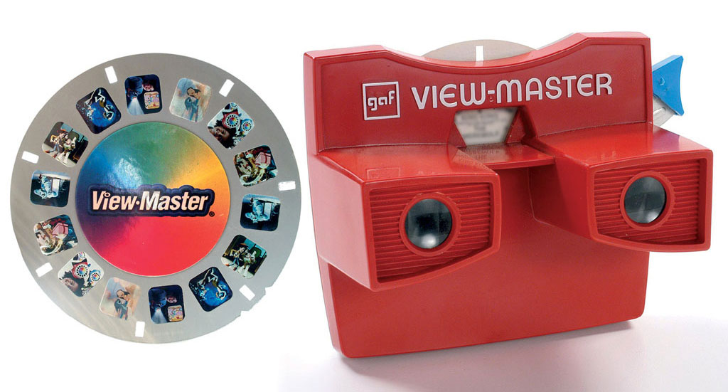Figura 1: il visore View-master e un disco promozionale con immagini di alcuni film di animazione e di prodotti complementari al visore