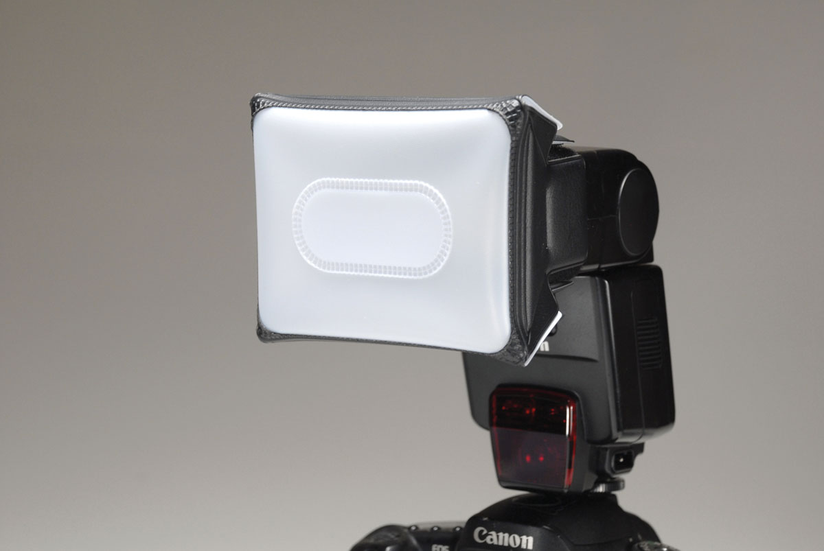 Figura 7: per produrre luci diffuse che creano ombre morbide è possibile montare un diffusore direttamente sulla parabola del flash. Nella figura il modello Mini Soft Box prodotto da Lumiquest 